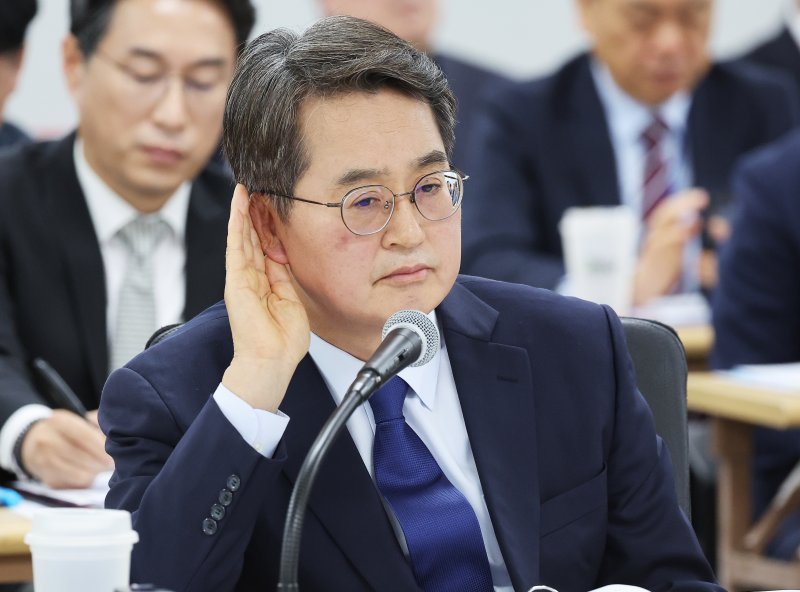 김동연 경기도지사가 21일 경기도 수원시 영통구 경기도청에서 열린 국회 행정안전위원회의 경기도에 대한 국정감사에서 위원 질의를 듣고 있다. 연합뉴스