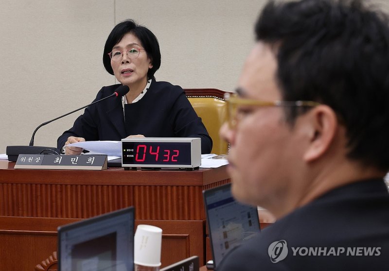 최민희 위원장 발언듣는 박정훈 의원 (출처=연합뉴스)