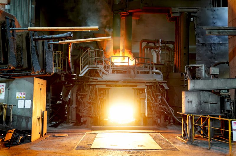 제강 공장의 1600도 60t 전기로에서 고철 용해 작업이 진행되고 있다. 세아창원특수강제공