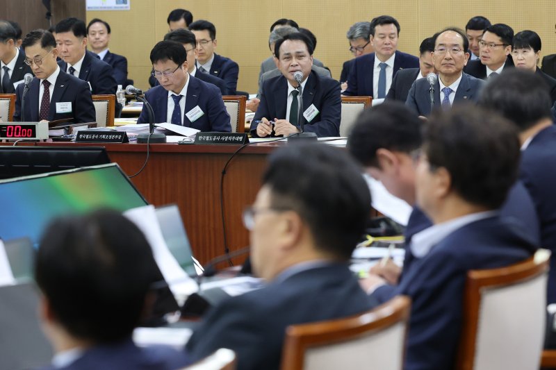 정정래 코레일 사장직무대행이 21일 한국철도공사(코레일) 대전본사에서 열린 국회 국토교통위원회의 한국철도공사, 국가철도공단, (주)에스알(SR) 등에 대한 국정감사에서 위원의 질의에 답변하고 있다. 뉴스1