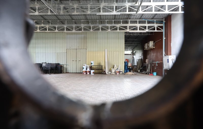 21일(현지시간) 캄보디아 프놈펜 외곽 온라인스캠범죄가 이뤄졌던 건물의 모습. 현지 언론에 따르면 이곳에서 지난달 15일 캄보디아 당국의 단속으로 온라인스캠범죄에 가담한 한국인 33명을 포함해 48명을 체포했다. 뉴스1