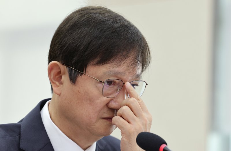 이찬진 금융감독원장이 21일 서울 여의도 국회 정무위원회에서 열린 금융감독원 등에 대한 국정감사에서 안경을 고쳐쓰고 있다. 사진=뉴스1