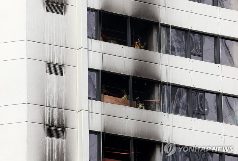 화재 진압하는 소방대원들 (출처=연합뉴스)