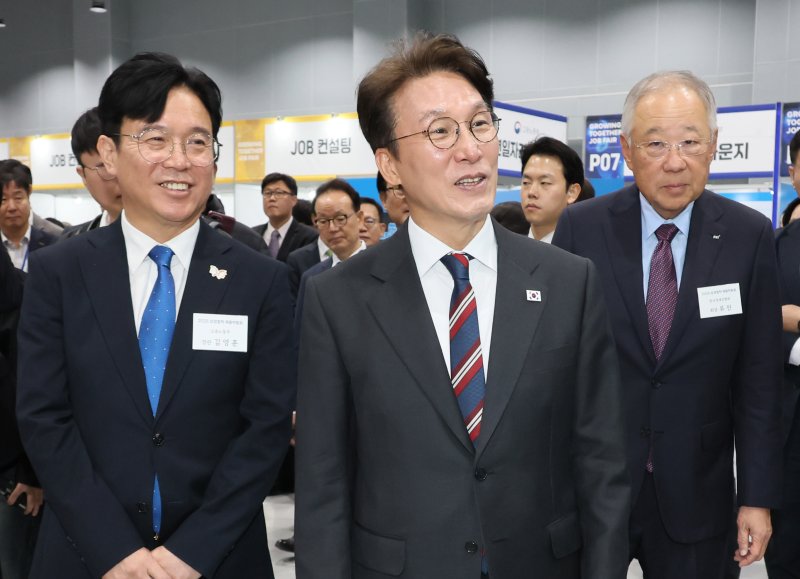 김민석 국무총리가 21일 서울 강서구 코엑스 마곡에서 열린 2025 민관합동 상생협력 채용박람회에서 부스를 둘러보고 있다. 왼쪽부터 김영훈 고용노동부 장관, 김 총리, 류진 한국경제인협회 회장. 연합뉴스