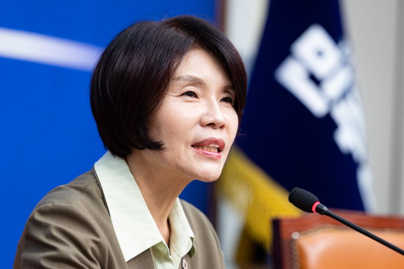 한정애 더불어민주당 정책위의장이 21일 국회에서 주택시장안정화TF 명단발표 및 10.15 부동산 대책에 대해 설명하고 있다. 뉴스1.