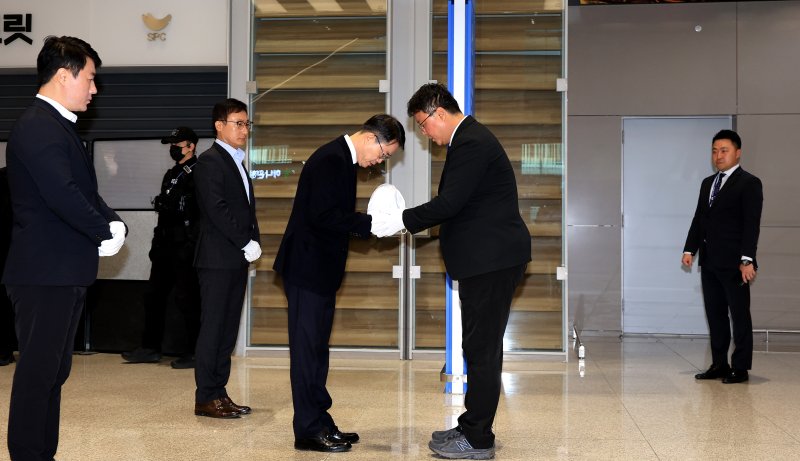 21일 오전 인천국제공항 제2터미널 입국장에서 지난 8월 캄보디아 보코산 지역 온라인스캠범죄단지에 감금, 고문 끝에 숨진 대학생 박모씨(22) 유해가 송환되고 있다. 뉴스1