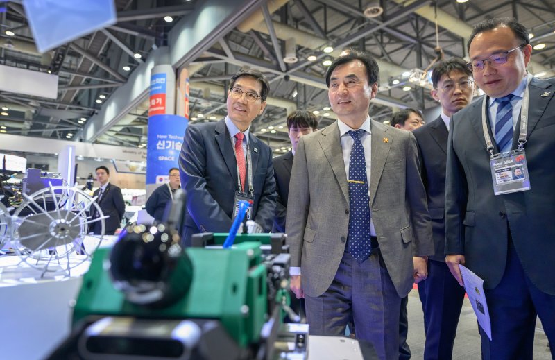 안규백 국방부 장관이 지난 21일 경기 고양시 킨텍스에서 열린 ADEX 2025에서 전시를 둘러보고 있다. 국방부 제공