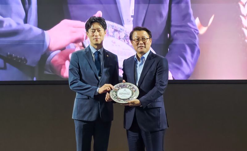 21일 서울 강남 코엑스에서 개최된 삼성 스마트공장 지원사업 10주년 기념행사에서 노용석 중소벤처기업부 차관(사진 왼쪽)이 박승희 삼성전자 CR담당 사장에게 감사패를 전달했다. 삼성 제공