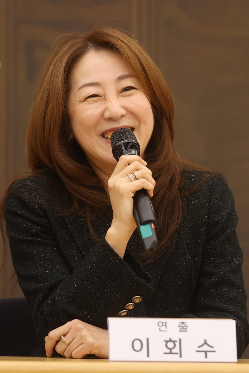이회수 연출이 21일 서울 종로구 세종문화회관에서 열린 서울시오페라단 창단 40주년 기념 '아이다' 제작발표회에서 인사말을 하고 있다. 연합뉴스
