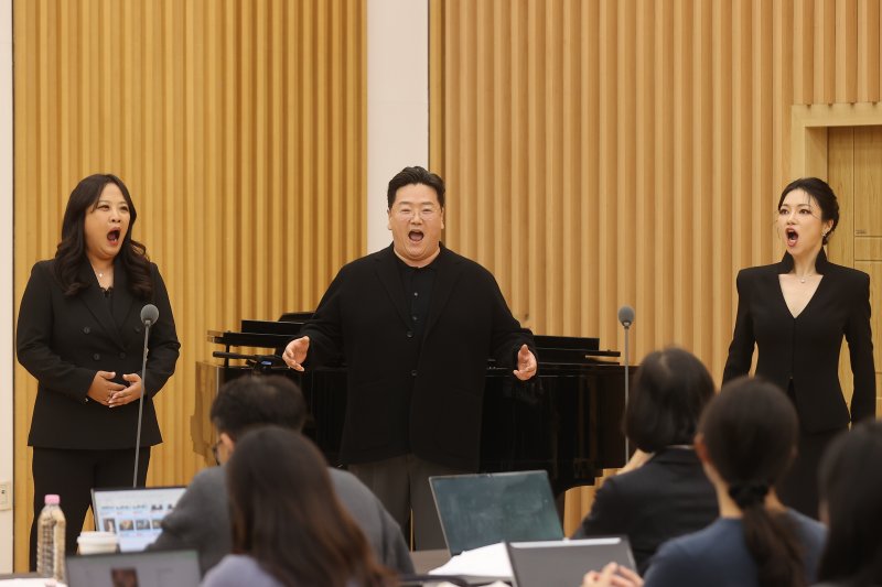조선형 소프라노(왼쪽부터), 국윤종 테너, 김세린 메조소프라노가 21일 서울 종로구 세종문화회관에서 열린 서울시오페라단 창단 40주년 기념 '아이다' 제작발표회에서 극중 장면을 시연하고 있다. 연합뉴스