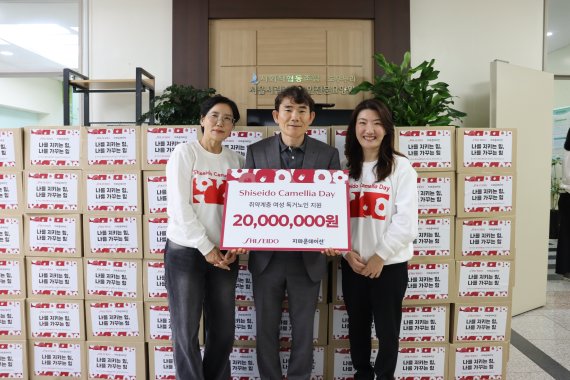 ㈜한국시세이도-지파운데이션 전달식 모습 ⓒ지파운데이션 (오른쪽부터 한국시세이도 양근혜대표, 서울시립중랑노인전문요양원 조남식원장, 한국시세이도 오경인전무)