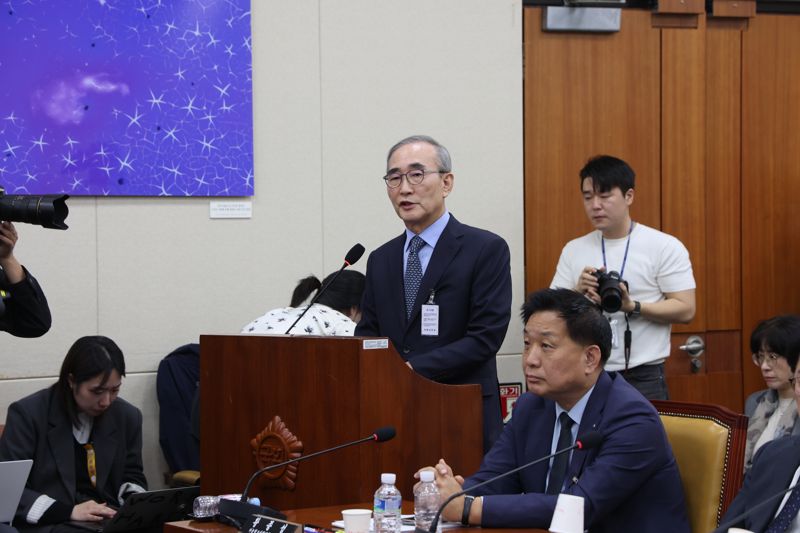 김영섭 KT 대표가 21일 서울 여의도 국회 과학기술정보방송통신위원회에서 열린 정보통신산업진흥원 등에 대한 국정감사에서 의원들의 질의에 답변하고 있다.사진=박범준 기자
