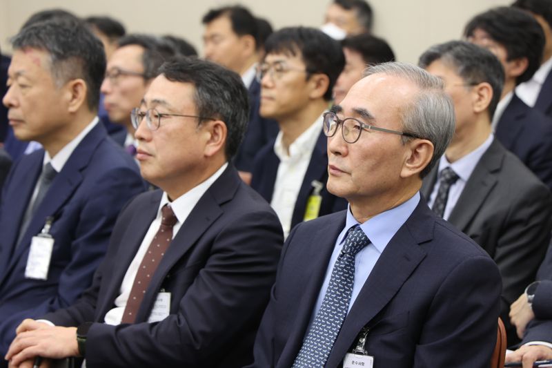 김영섭 KT 대표를 비롯한 통신3사 대표들이 21일 서울 여의도 국회 과학기술정보방송통신위원회에서 열린 정보통신산업진흥원 등에 대한 국정감사에 출석해 증인 자리에 앉아 있다. 오른쪽부터 김 대표, 유영상 SKT 대표, 김광일 MBK 대표이사. 사진=박범준 기자