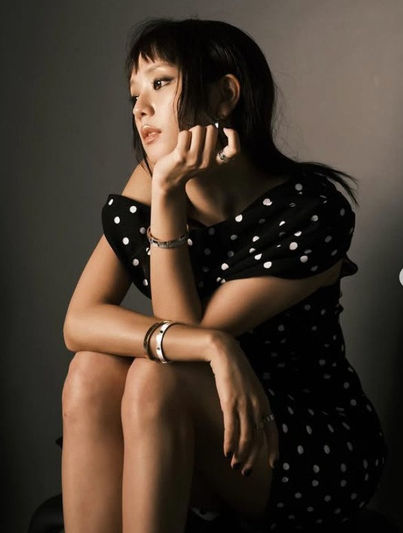 블핑 지수, 초미니 드레스 입고 요염 포즈…강렬 스모키 [N샷]