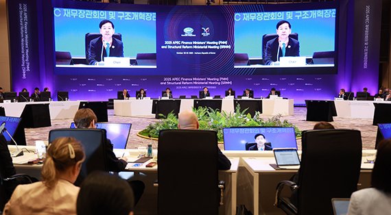 APEC 재무장관회의 본회의서 개회사하는 구윤철 부총리 구윤철 부총리 겸 기획재정부 장관이 21일 오전 인천 중구 인스파이어 리조트에서 열린 '2025 APEC 재무·구조개혁장관회의'에서 개회사를 하고 있다. 구 부총리는 개회사에서 "인공지능(AI) 대전환 시대를 맞아 혁신 친화적 환경을 조성하고 민간을 지원하는 등 재무부의 역할에 대해 끊임없이 고민하고, 해법을 나눠야 한다"고 밝혔다. 연합뉴스