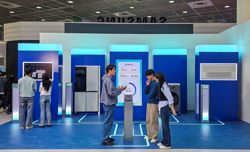 삼성전자가 21일부터 서울 코엑스에서 열린 'KES 2025(한국전자전)'에 참가해 주거부터 교육, 비즈니스까지 다양한 환경 속에서 일상을 혁신하는 최신 AI 제품과 기술을 선보인다. 삼성전자 제공