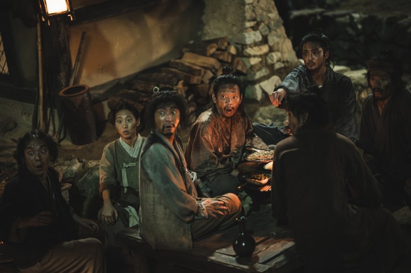 '탁류' 속 무덕(박지환 분·가운데)과 왈패들 (출처=연합뉴스)