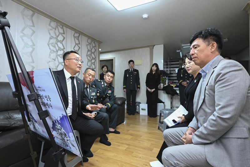 김문권 하사의 유가족들에게 고인의 유해를 발굴하게 된 과정, 고인의 참전경로 및 전사 등에 대해 설명하고 있는 조해학 국유단장 직무대리. 국방부 제공