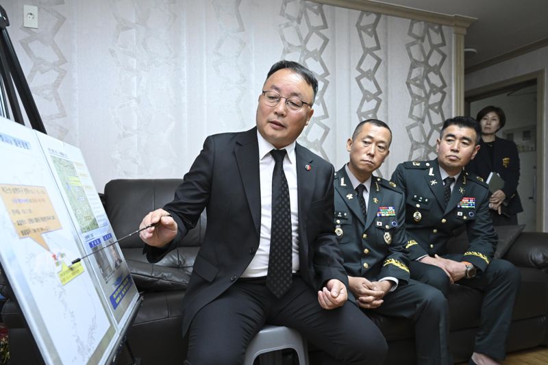 김문권 하사의 유가족들에게 고인의 유해를 발굴하게 된 과정, 고인의 참전경로 및 전사 등에 대해 설명하고 있는 조해학 국유단장 직무대리. 국방부 제공