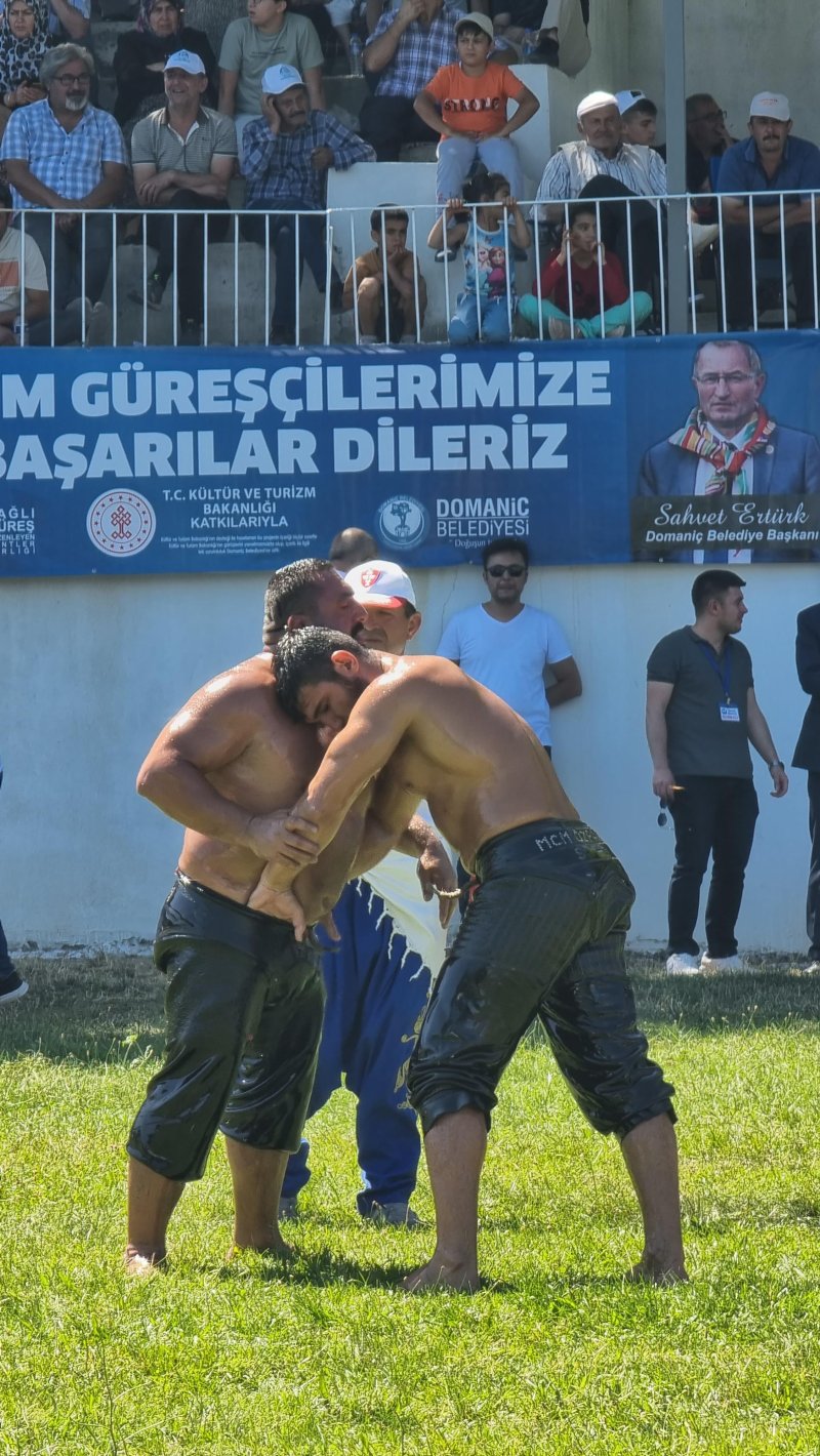 몸에 기름을 바르고 하는 경기인 '오일레슬링'