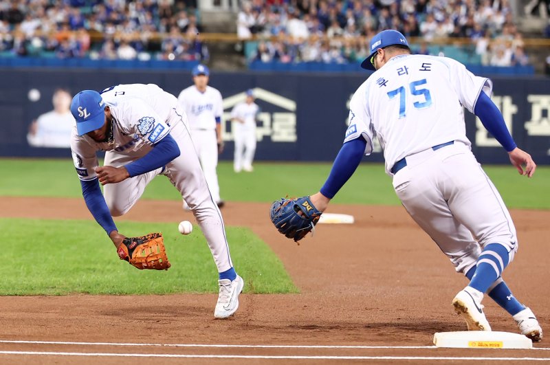 21일 대구삼성라이온즈파크에서 열린 2025 신한 SOL뱅크 KBO 포스트시즌 플레이오프 3차전 한화 이글스와 삼성 라이온즈의 경기, 1회초 1사 주자 없는 상황에서 삼성 1루수 디아즈가 한화 리베라토의 1루수 땅볼 타구를 놓치고 있다. 2025.10.21/뉴스1 ⓒ News1 김성진 기자