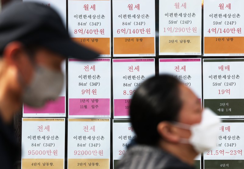 지난 21일 서울 시내 한 부동산 공인중개사 사무소에 전세 등 매물 광고가 붙어 있다. 2025.10.21/뉴스1 ⓒ News1 장수영 기자