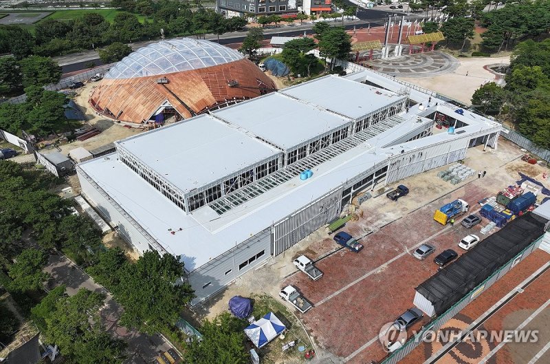 경주 APEC 앞두고 경제전시장 조성 중 (출처=연합뉴스)