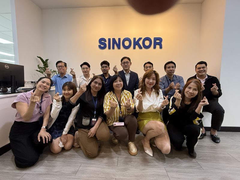 지난 14일 송영태 장금상선 태국법인장(뒷열 왼쪽부터 네번째)이 방콕 소재 장금상선 태국법인 사무실에서 직원들과 함께 포즈를 취하고 있다. 사진=강구귀 기자