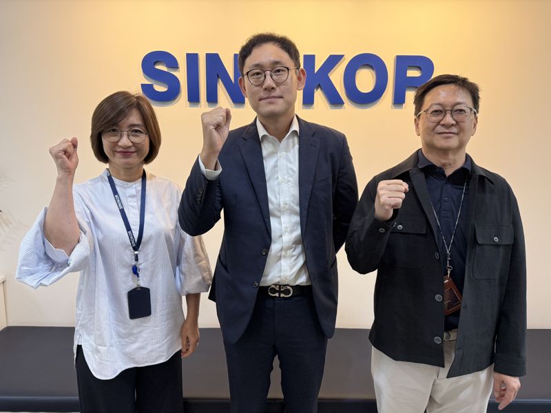 지난 14일 송영태 장금상선 태국법인장(가운데)이 방콕 소재 장금상선 태국법인 사무실에서 시니어 직원들과 함께 포즈를 취하고 있다. 사진=강구귀 기자