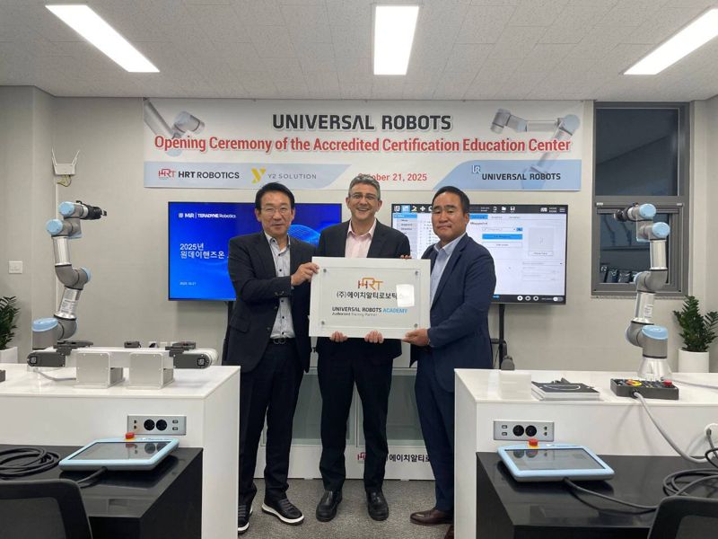 와이투솔루션과 HRT로보틱스 경영진들이 테라다인로보틱스의 장 피에르 하스우트(Jean-Pierre Hathout) 대표(가운데)와 기념 촬영중이다. 와이투솔루션 제공.