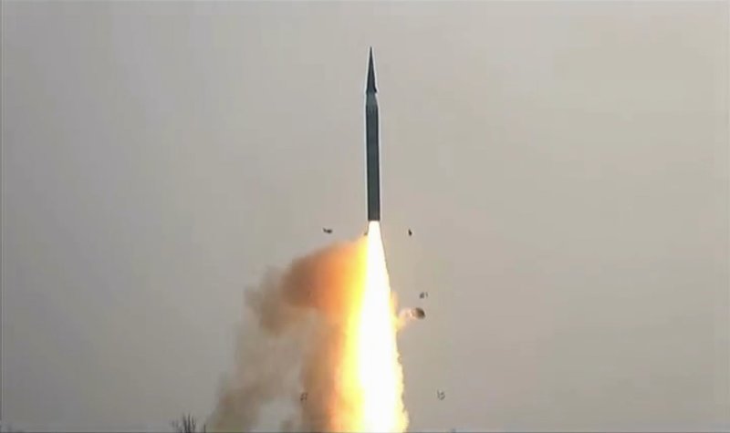 김정은 북한 국무위원장이 지난 6일 북한 미사일총국의 신형 극초음속 중장거리 탄도미사일 시험발사를 화상감시체계로 참관했다고 지난 1월 7일 북한 조선중앙TV가 보도했다. 조선중앙TV 캡쳐