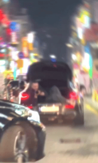 달리는 차량 뒤 트렁크에 누운 남성, 알고 보니 정체가...