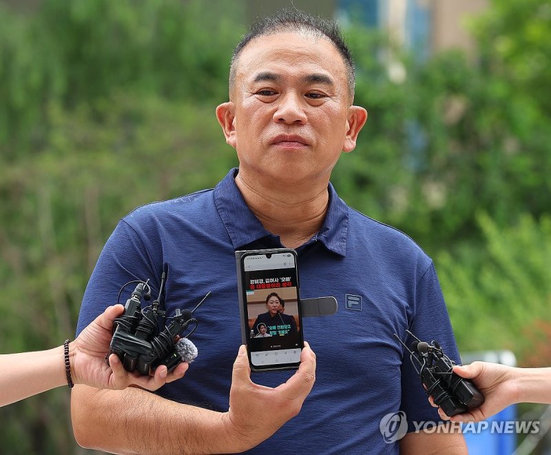 국정감사 당시 강혜경 씨 답변 영상 틀어보이는 명태균 (출처=연합뉴스)
