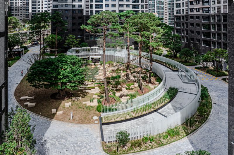 '래미안 포레스티지' 자연유산 모티브 시설물과 테마정원 사진. 삼성물산 건설부문 제공