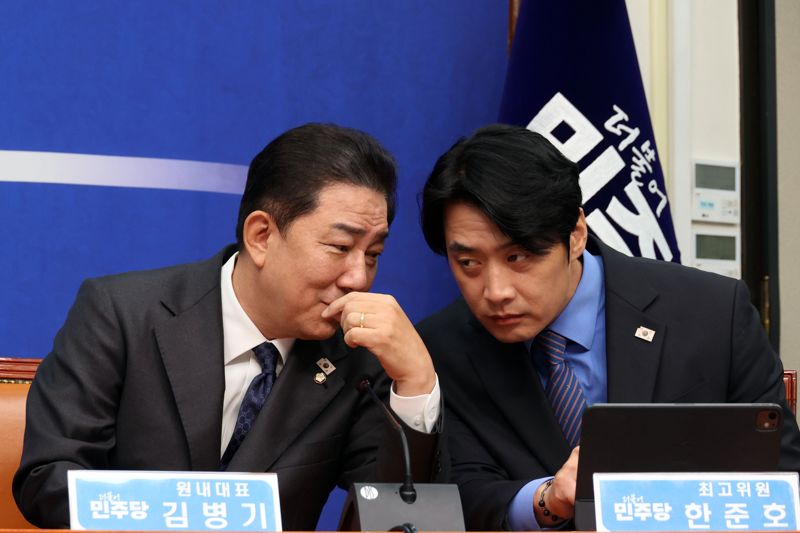 더불어민주당 김병기 원내대표와 한준호 최고위원이 22일 국회에서 열린 최고위원회의에서 대화하고 있다. 사진=서동일 기자