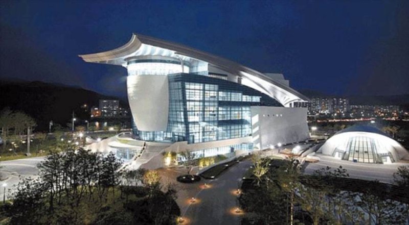 10월 28일~31일 아시아·태평양경제협력체(APEC) CEO 서밋이 열리는 경주 예술의 전당 모습. APEC 회원국 정상급 인사 16명과 글로벌 기업 최고경영자(CEO) 등 1700여 명이 20개 세션에 참여하며 글로벌 핵심 이슈들을 논의할 예정이다. 경주시 제공