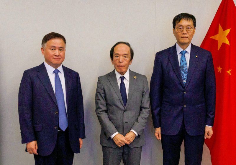 지난 15일 미국 워싱턴 DC에서 열린 제14차 한중일 중앙은행총재 회의에서 3국 중앙은행 총재들이 기념사진을 찍고 있다. 왼쪽부터 판궁성 중국인민은행 총재, 우에다 카즈오 일본은행 총재, 이창용 한국은행 총재.뉴시스