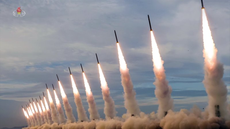 북한 조선중앙통신은 김정은 국무위원장 지도하에 지난해 5월 30일 초대형 방사포를 동원한 '위력시위사격'을 진행했다고 31일 밝혔다. 조선중앙TV 캡처