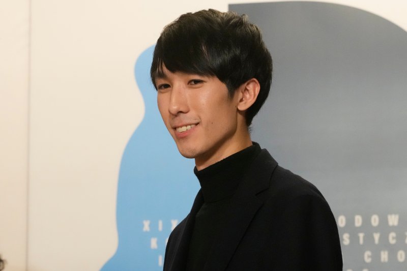 [바르샤바=AP/뉴시스] 에릭 루(미국)가 21일(현지 시간) 폴란드 바르샤바 국립필하모닉 홀에서 열린 제19회 국제 프레데리크 쇼팽 피아노 콩쿠르 우승자로 발표된 후 무대 앞으로 나서고 있다. 루는 결선에 오른 11명 중 1위로 선정됐고 2위는 케빈 첸(캐나다), 3위는 왕쯔통(중국)이 차지했다. 한국의 이혁·이효 형제는 3차 본선까지 올랐으나 결선에는 오르지 못했다. 뉴시스