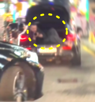 달리는 차량 뒤 트렁크에 누운 남성, 알고 보니 정체가...