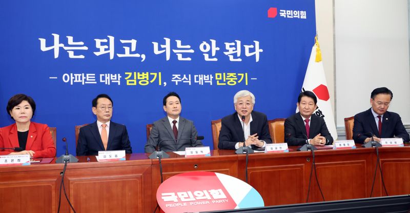 심교언 국민의힘 부동산정책 정상화특위 위원(전 국토연구원장)은 22일 서울 여의도 국회에서 열린 부동산 정책 정상화 특별위원회 첫 회의에서 “주택거래허가제는 나치 독일에서 유대인 대상으로 한 적 있는 정책”이라며 이재명 정부의 부동산 정책을 비판하고 있다. 사진=박범준 기자