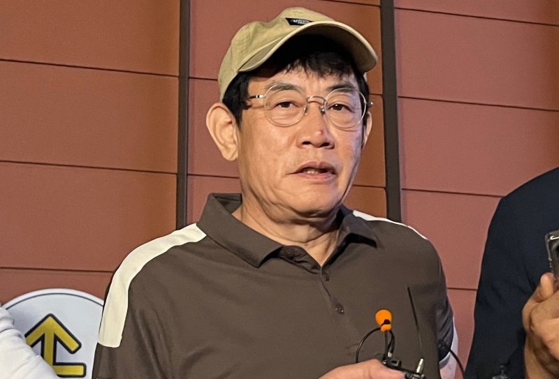 코미디언 이경규가 24일 오후 11시 45분께 서울 강남경찰서에서 약물 운전 혐의와 관련한 조사를 마친 뒤 취재진의 질문에 답하고 있다. 2025.6.24/뉴스1 ⓒ News1 김종훈 기자