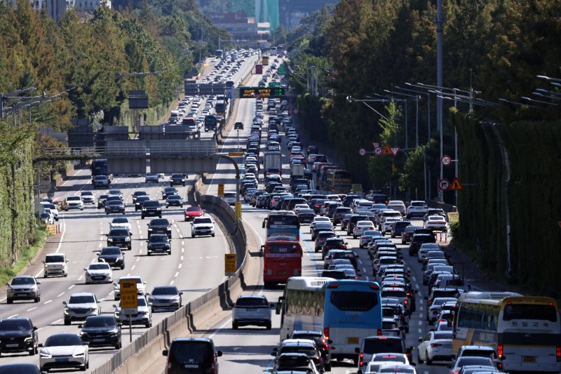 추석연휴 엿새째인 8일 오후 서울 서초구 잠원IC 인근 경부고속도로에서 하행선(오른쪽) 차량들이 서행하고 있다. 2025.10.8/뉴스1 ⓒ News1 구윤성 기자