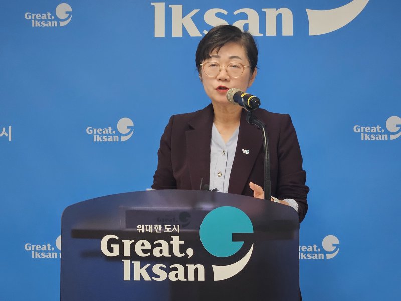 정례브리핑하는 나은정 익산시 복지국장 *재판매 및 DB 금지