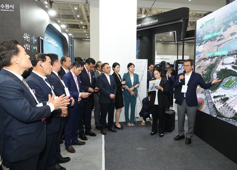 지난 5월 열린 2025 수원 ITS 아태총회에서 김홍규 강릉시장이 2026 강릉 ITS 세계총회에 대해 설명하고 있다. 강릉시 제공