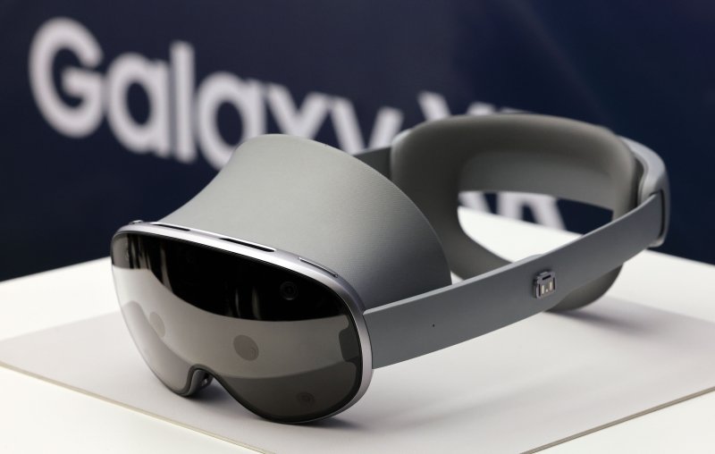 삼성전자가 지난달 22일 공개한 '갤럭시 XR'. 갤럭시 XR은 삼성전자, 구글과 퀄컴이 함께 만든 첫 고성능 XR 기기다. 연합뉴스