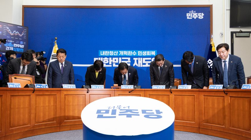 정청래 더불어민주당 대표가 22일 서울 여의도 국회에서 열린 최고위원회의에 참석하며 인사하고 있다. 2025.10.22/뉴스1 ⓒ News1 이승배 기자