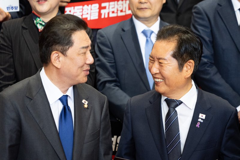 정청래 더불어민주당 대표와 김병기 원내대표가 지난 20일 서울 여의도 국회 로텐더홀에서 열린 내란수괴 면회 극우선동 장동혁 규탄 기자회견에 앞서 대화하고 있다. 2025.10.20/뉴스1 ⓒ News1 유승관 기자