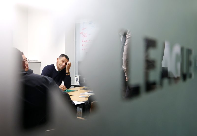 [서울=뉴시스] 조성우 기자 = 사회관계망서비스(SNS)를 통해 심판 판정에 불만을 제기해 한국프로축구연맹 상벌위원회에 넘겨진 거스 포옛 전북 현대 감독이 21일 오후 서울 종로구 축구회관에서 열린 상벌위원회에 출석하기 위해 대기하고 있다.포옛 감독은 지난 3일 제주월드컵경기장에서 열린 제주 SK와 전북의 리그 경기 이후 자신의 SNS에 심판 판정에 대한 불만을 토로했다. 2025.10.21. xconfind@newsis.com