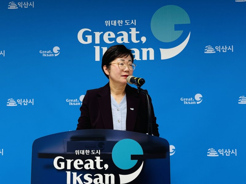 브리핑하는 나은정 익산시 복지국장 (출처=연합뉴스)